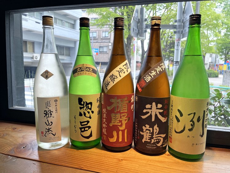 山形の各地から取り寄せる地酒が6尺550円から楽しめる。山形の焼酎（米・そば）、ワインも豊富。