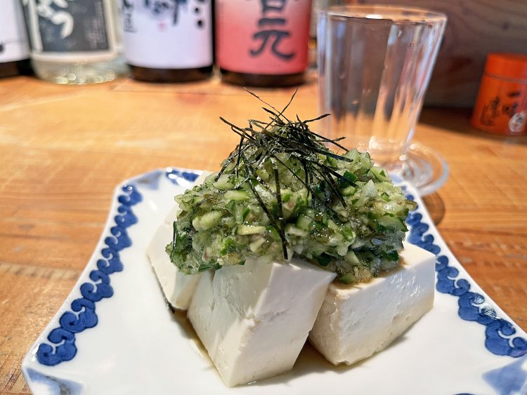 キュウリ、ナス、ミョウガなどを塩と醤油で味つけた“だし”をnoせただし豆富550円。