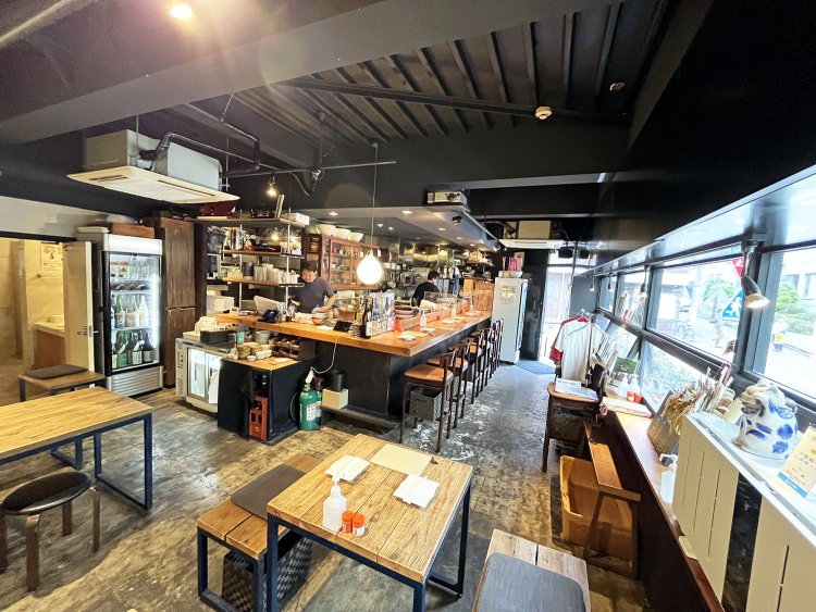 カウンター、テーブル、小さな子どもがいてもゆったり座れる席も完備。
