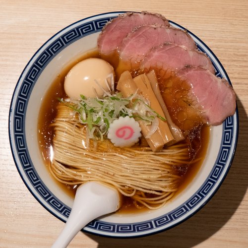 目黒『中華そば 竹むら』で食べる昔懐かしさと現代的なギミックが同居する中華そば