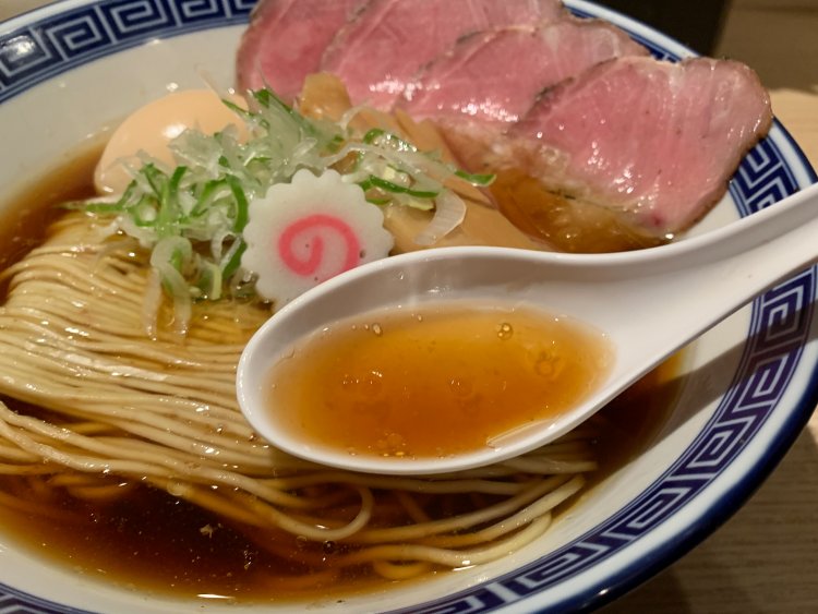 鶏が動かないように注意を払った結果生まれる澄んだスープ。