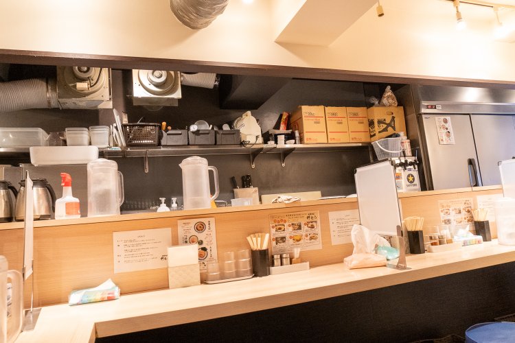 初めてだと少し驚くほど店内は奥行きがある。