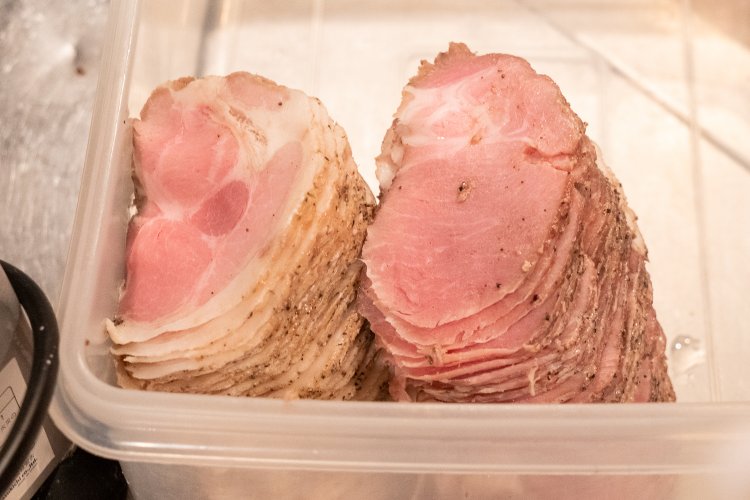 低温調理したチャーシューのバラ色がいい。