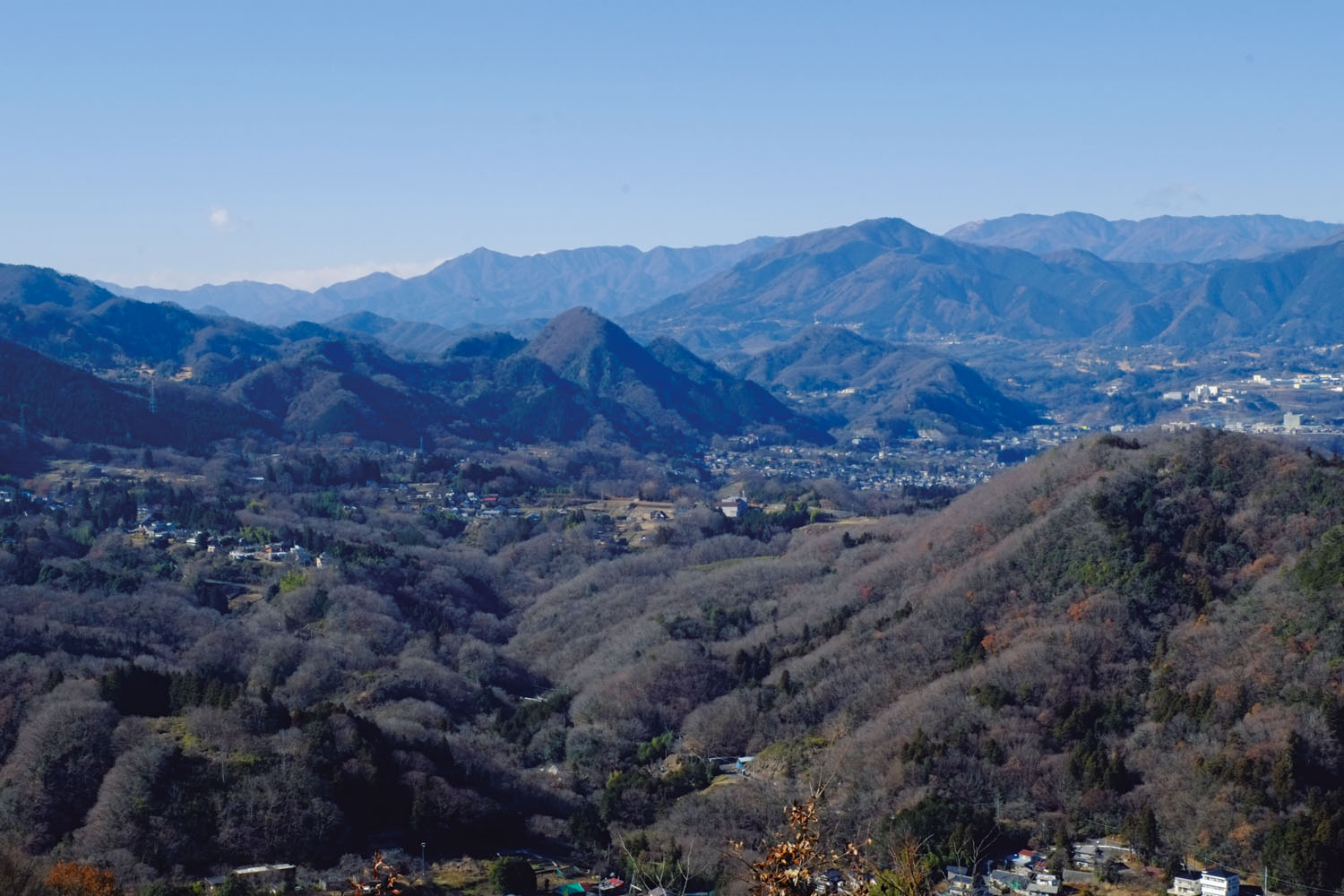 鉢岡山からの眺望。中央左の小高い山は鶴島御前山、その奥の左のピラミダルな山は滝子山。右手のどっしりした山は権現山。