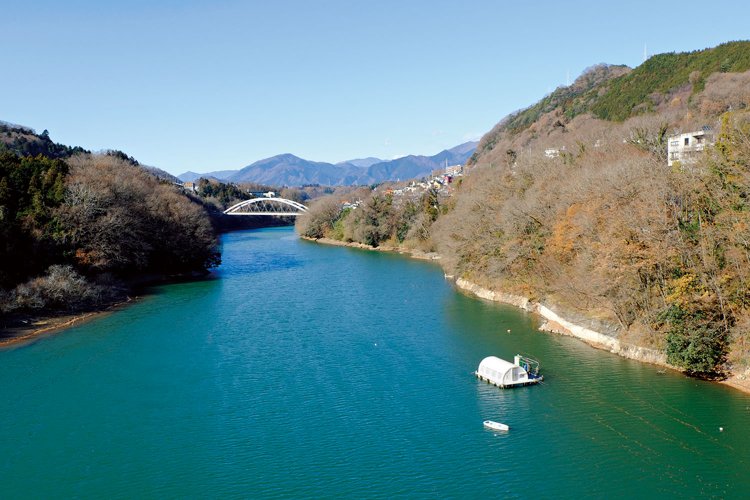 相模川に架かる日連大橋の上から上流部を望む。山梨県側では相模川を桂川と呼ぶ。