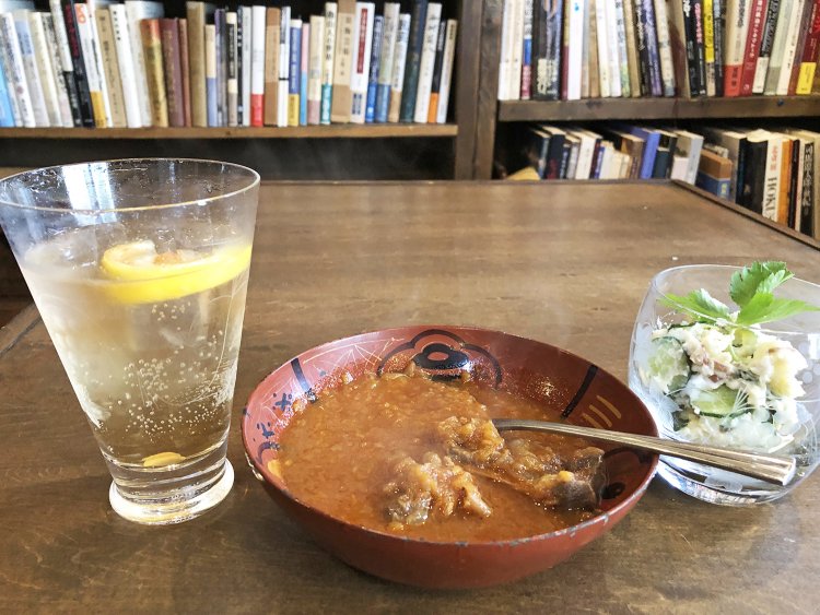 中原中也サワー650円、文学カレー「漱石」500円、青い山脈ポテサラ650円。