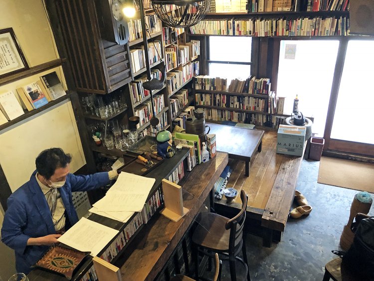 ２階に行く階段から。本に囲まれた小上がり。