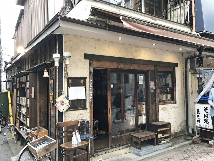 大正から昭和初期のころに建てられた木造の建物。一見何屋さんかわからない。