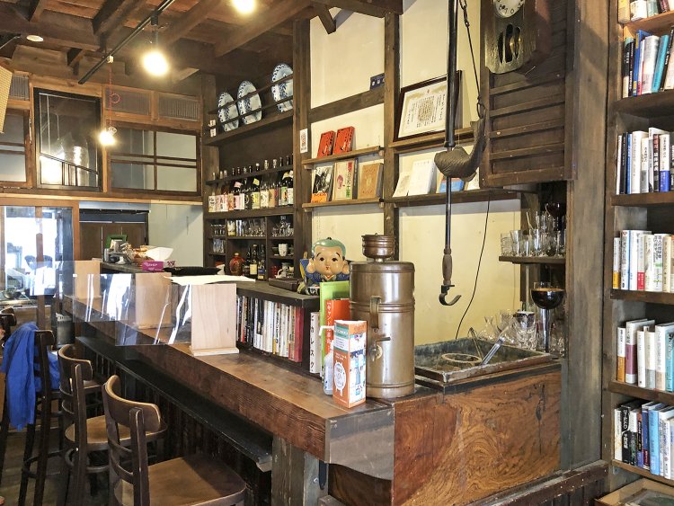 カウンターの前にも本が並べられ、飲みながら読むことができる。