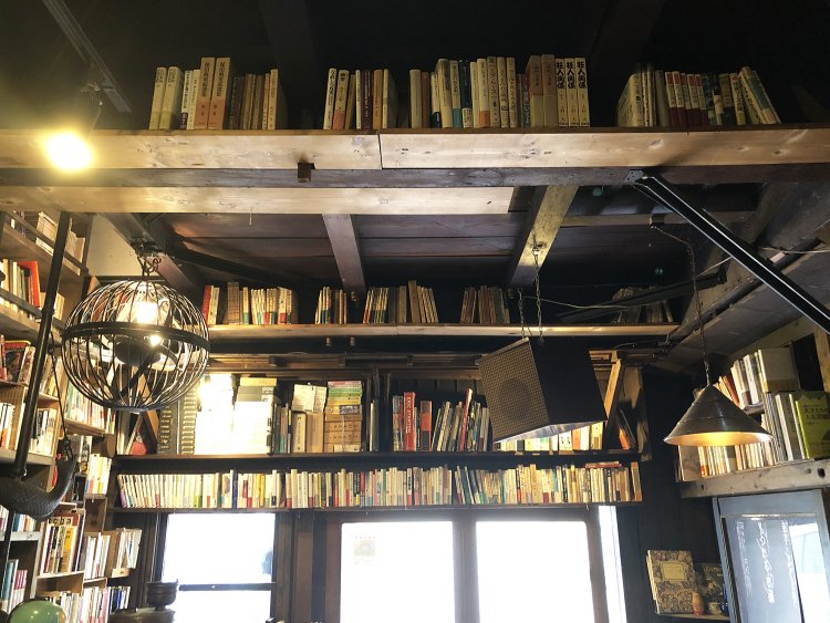 振り返ると、お店の扉の上にも本棚。当然ここにも天井近くまでびっしりと本が並べられている。
