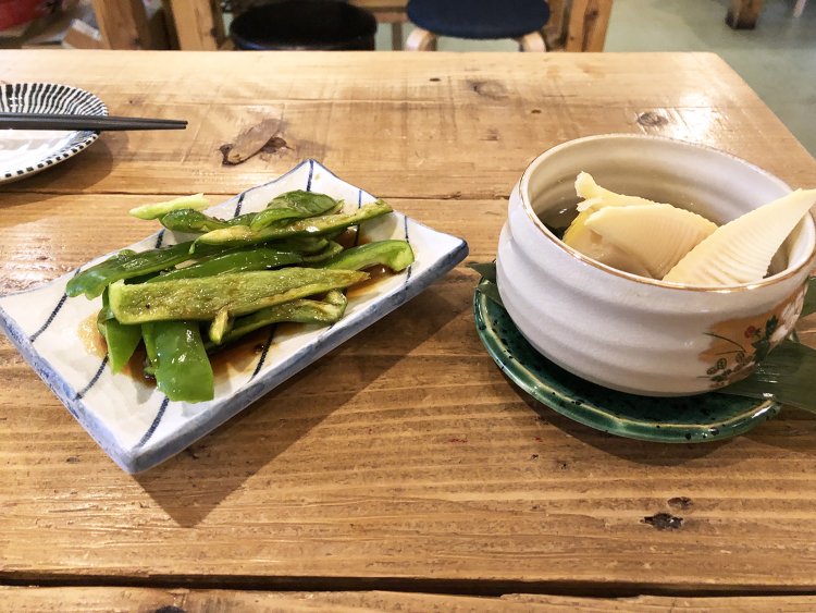 人気メニューの無限ピーマンとタケノコとワカメの煮物。