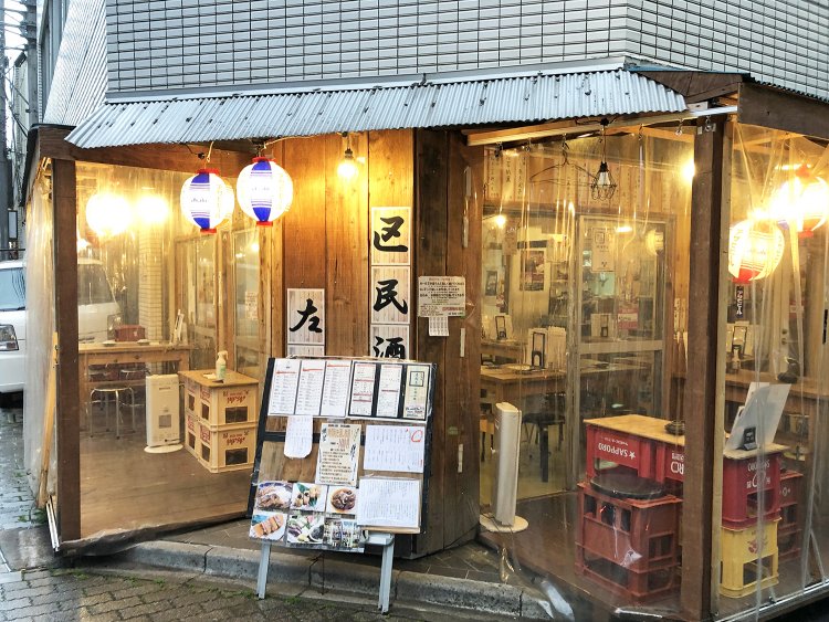 路地に現れる温かい光を放つ店。