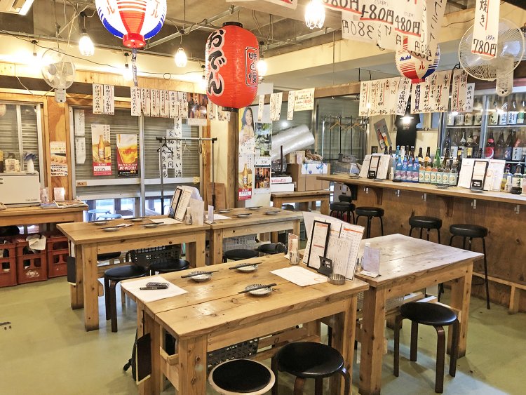 店内には落ち着ける木製の頑丈なテーブルが並ぶ。