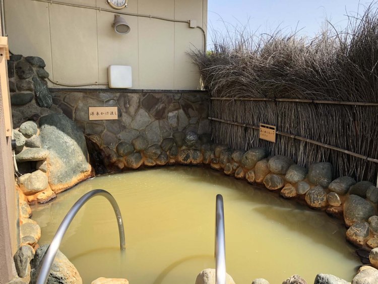 こぢんまりしているが、濃厚な温泉が注がれるかけ流しの湯。