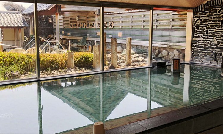 高濃度人工炭酸泉の風呂は広いのでゆっくり足を伸ばして入浴できる。