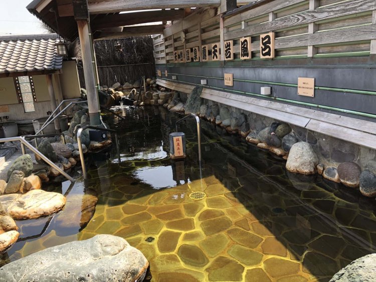 露天岩風呂はぬる湯とあつ湯の2つの浴槽に分かれているので、好みの湯温で楽しめる。
