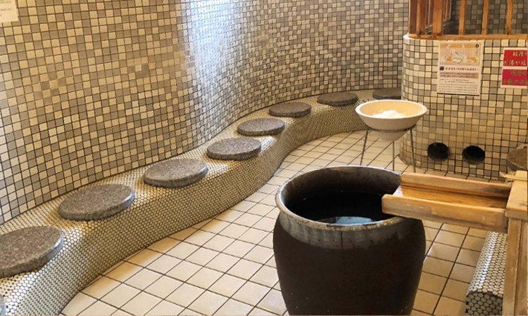 塩サウナは身体に塩を塗り発汗することで美肌効果が期待できる。