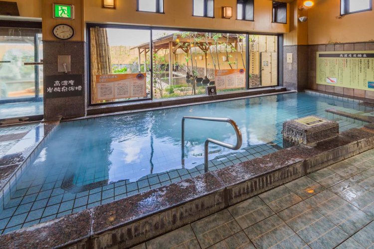 高濃度炭酸泉は入浴するとほどなく細かな気泡が肌にまとわりつく。