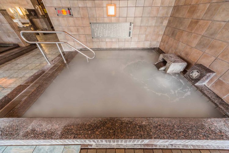 超微細な気泡によって生まれる絹（シルク）のようなに真っ白な湯が肌を包むシルク風呂。