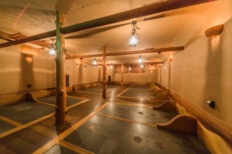 ヒーリング効果がある楽蒸洞。サウナのような息苦しさがないので、無理なく汗をかける。