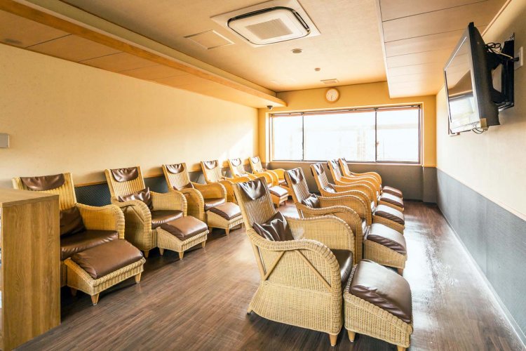 椅子に腰掛け、足を投げ出し、テレビを観ながらくつろげる湯ったり処。