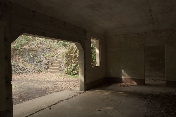 今度は反対側を見る。こちら側から見ると中扉があったようだ。建物の外は一段窪んだ場所となっているトラックなどの重機が入れる道路はない。