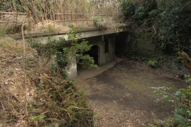 一段低くなったところに建物がある。建ててから土盛りしたのか小山をくり抜いて建設したのか。建物の上は歩けるかどうか確認しなかった。