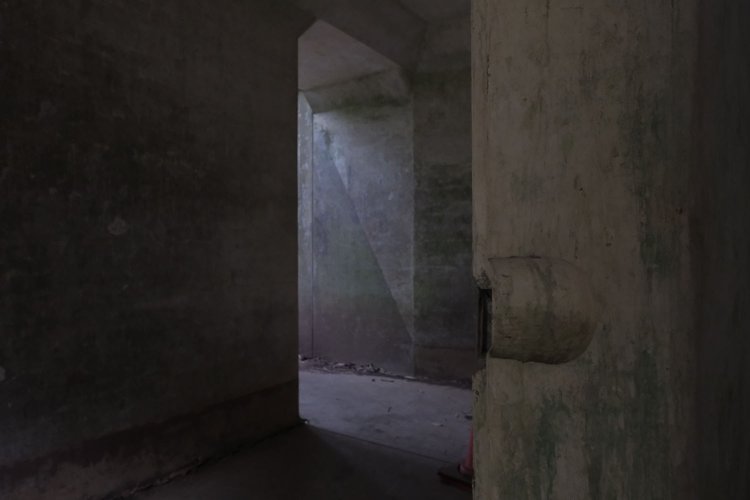 通路を振り返って入り口付近を見ると黒色系で斜めに塗装された痕跡があった。