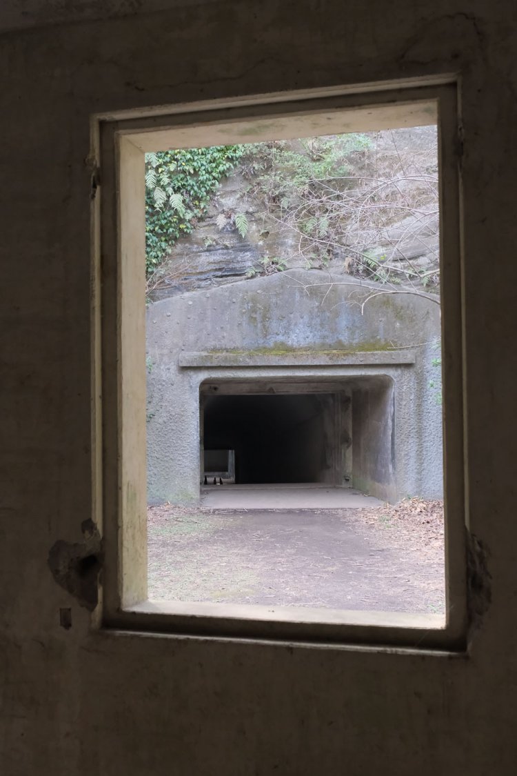 先ほどの建物の窓から望む。