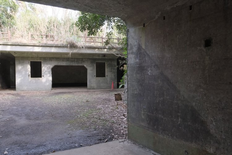 そして振り返ると「ハーイ」。この入り口にも黒色系の塗装跡があった。