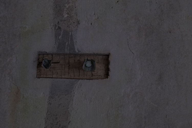 留め具部分の拡大。木片にボルト留めしてあったようだ。