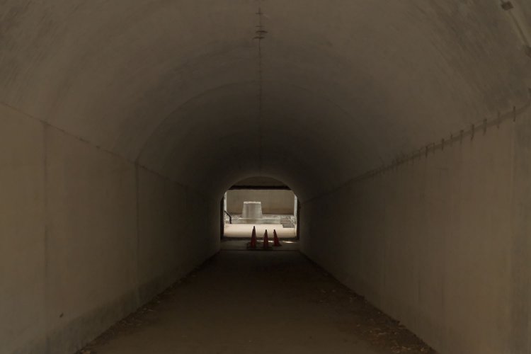 暗闇を進む。コロボックルさんが4人、いやパイロンが四つ。トンネルの天井は半円だ。