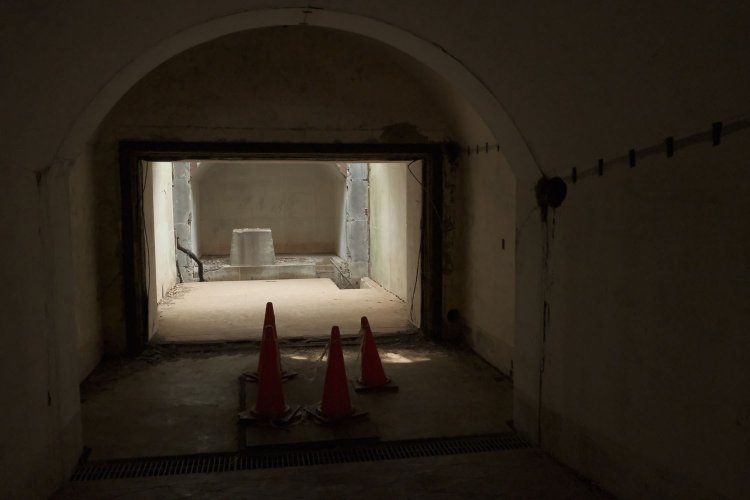 祭壇に近づいた。明かりがさんさんと降り注ぐ。パイロンがあるところは小部屋っぽい。