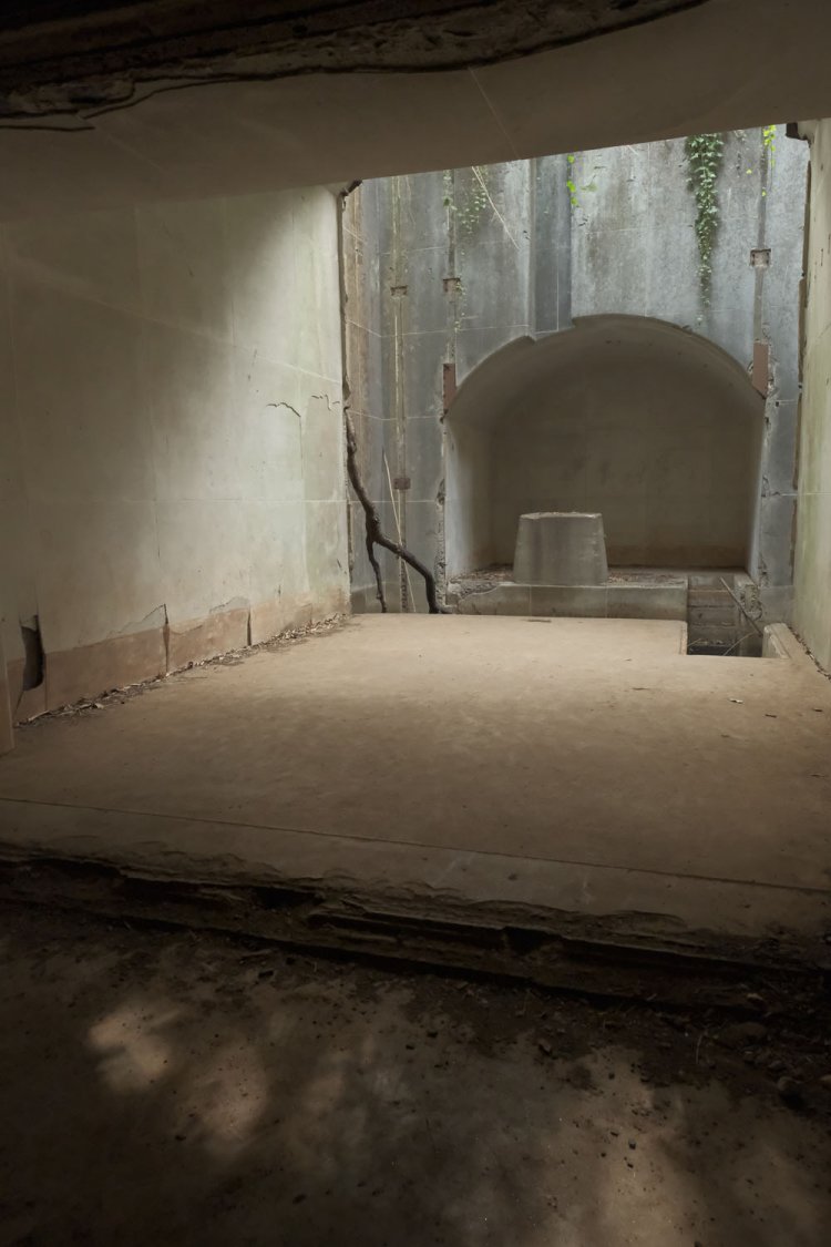 暗闇を歩いてきたぶん明かりが眩しい。手前が反射して光る。ここにも扉があったのか、段差と扉の跡が確認できた。