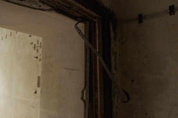 小部屋ではないかと思った部分。鉄扉の枠が残る。