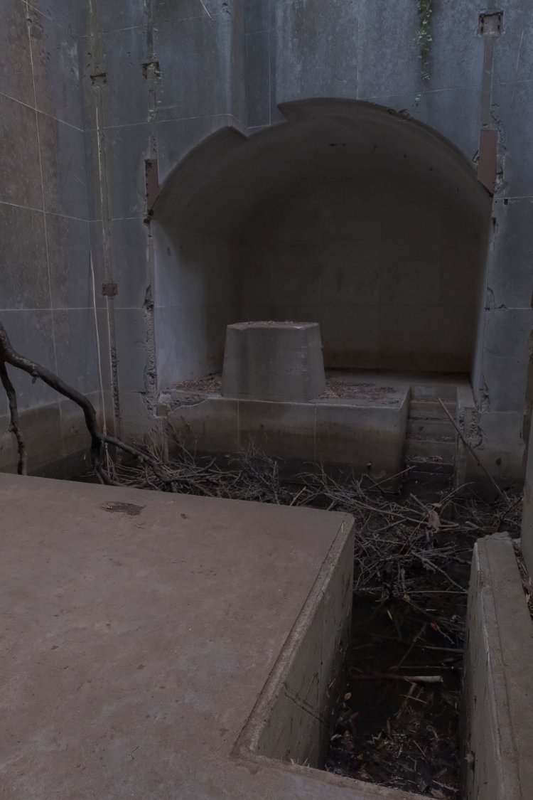 ほら、水が並々と溜まっている。コンクリートの汚れを見るともっと水嵩（みずかさ）があった時もあるようだ。決して入らないように！　スターウォーズepisode5のように、変な生物が住んでいたら……。