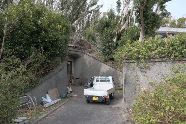 第1探照灯掩灯所の遺構はビジターセンターに隣接していた。この時はご厚意で入れてもらったが、見学はセンターに尋ねてからにしよう。