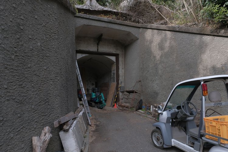 第1探照灯掩灯所の格納施設。軽自動車くらいは入れそうだ。