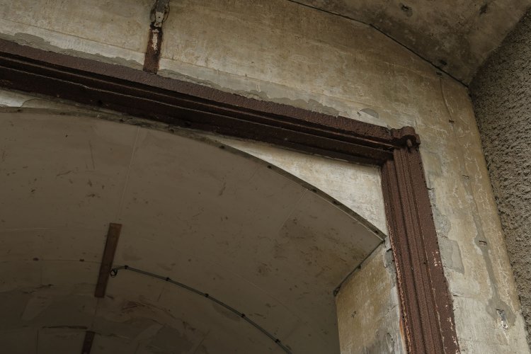 鉄扉の鉄枠とヒンジ部分。頑丈な扉であったことがうかがえる。