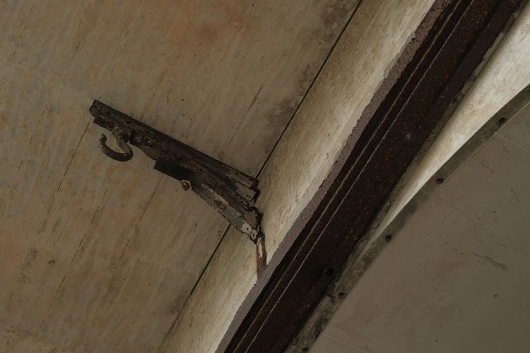 上部にあるフックは探照灯を吊ったものだろうか。