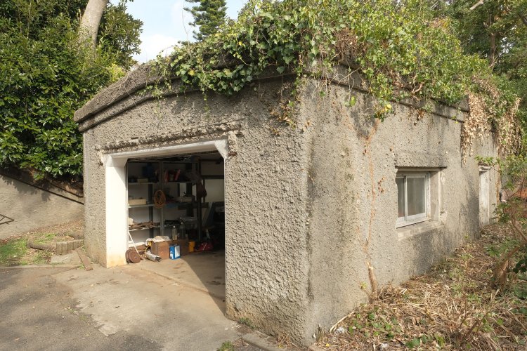 第1探照灯掩灯所遺構の反対側には保管庫か修繕庫か、何かの用途に使用した建物も倉庫として残存していた。