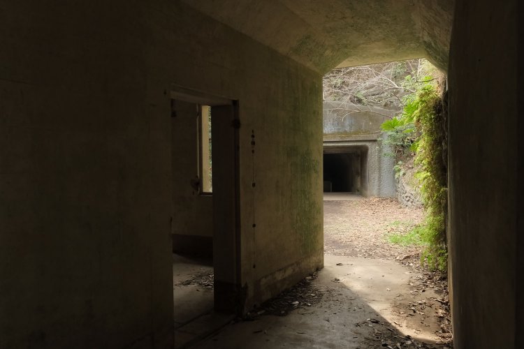 中は当然電灯がないので薄暗い。さらに部屋がある。向こうに見える遺構はもう少し後で……。