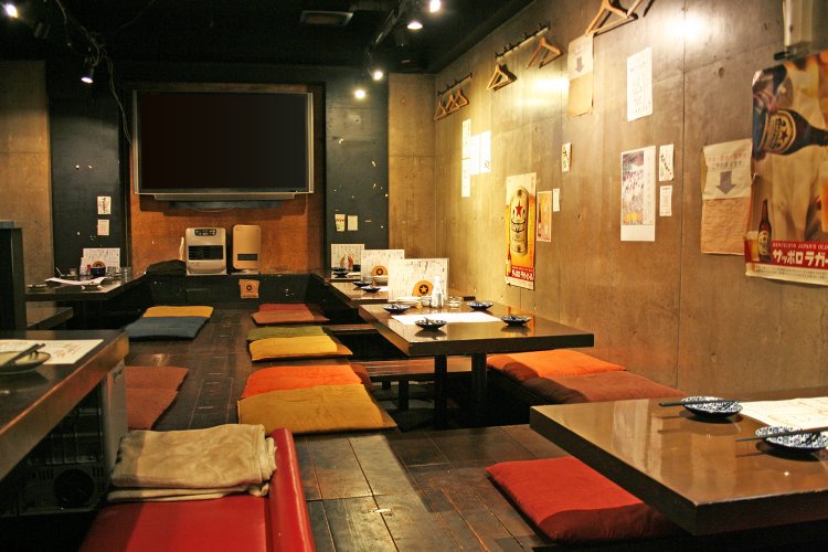 座敷には4人席が6卓。掘りごたつ席なので楽ちん。