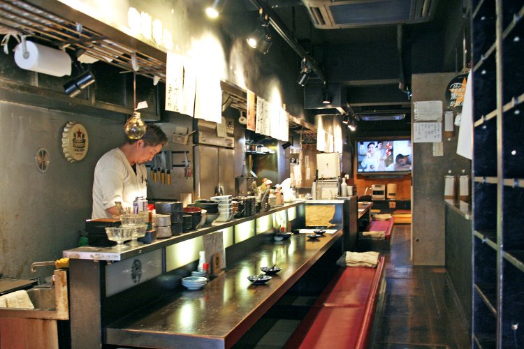 カウンター席の後ろを奥に進むとお座敷スペースがある。