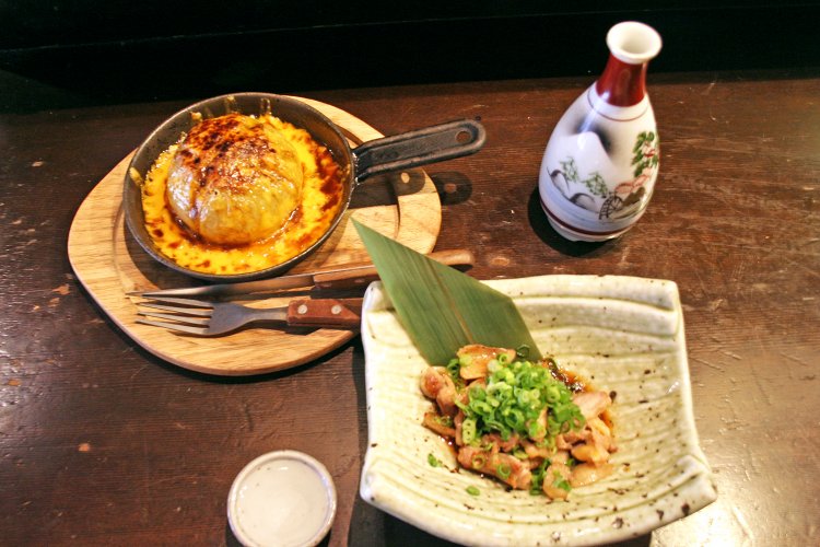 淡路島産の“蜜玉”を使ったたまねぎのまんま焼きと、播州のローカルフードひねぽん。