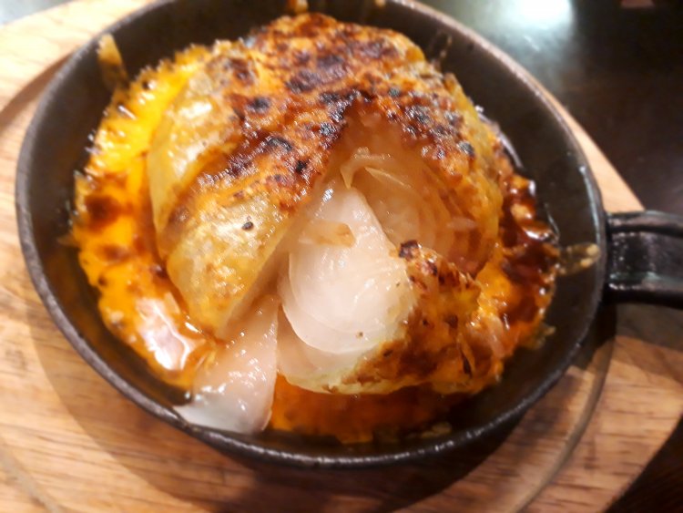 ミニパンでジュージュー状態で提供されるたまねぎのまんま焼き。