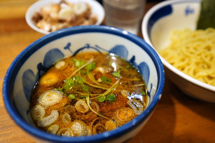あっさりしているがコクもあるつけそば800円。無料のミニチャーシュー丼も存在感がある。 