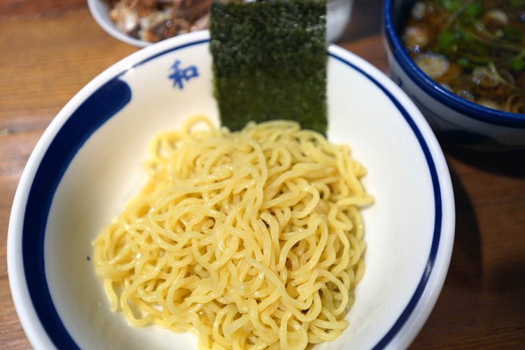 つけそばの麺。中太で歯ごたえがあっておいしい。