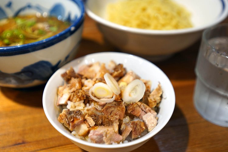 ミニチャーシュー丼は、月～金のランチタイムと夜のサービス。サービス品とは思えないしっかりとした一品。