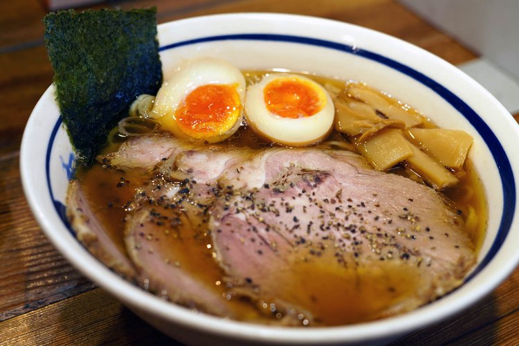 和鉄中華そば950円。 20年以上にわたって人気のラーメンだ。